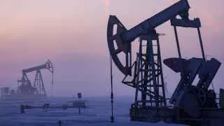 Из-за ударов беспилотников по портам и НПЗ, остановки южной ветки «Дружбы» и санкций против крупнейших нефтяных компаний добыча нефти в России в апреле может сократиться на 300–400 тыс. баррелей в сутки, а общий спад уже привёл отрасль к минимумам за последние 16 лет.