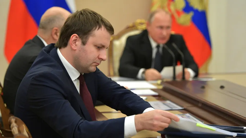 Помощник президента по экономике считает, что на снижение ВВП влияют структурные проблемы, дефицит ресурсов и кадров, а не ограничения доступа в сеть; Центробанк прогнозирует слабый рост на 0,5–1,5%.