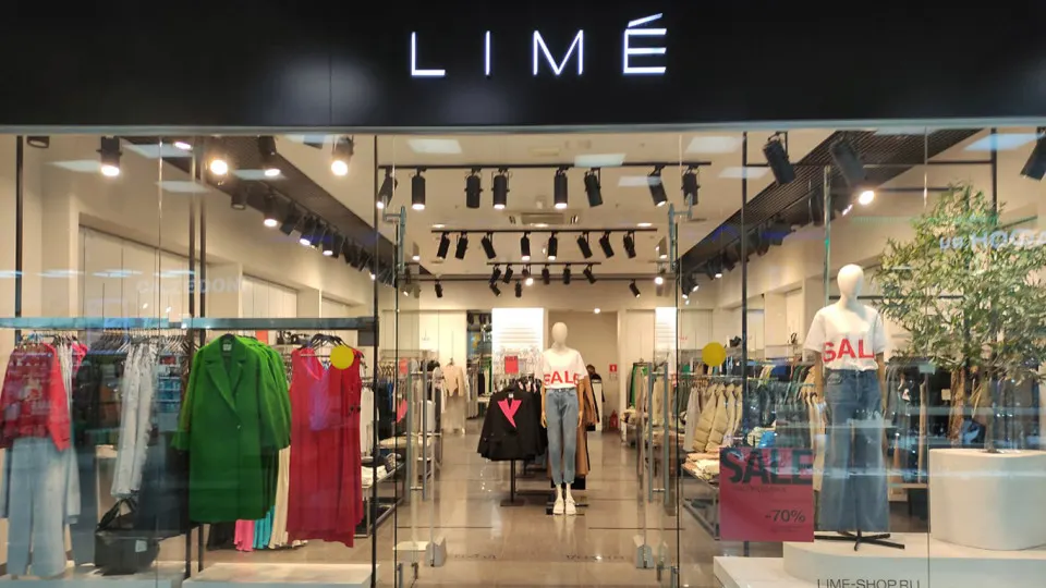 Крупные сети одежды и электроники пересматривают форматы магазинов: сокращают площади, тестируют небольшие точки и усиливают выдачу заказов — ответ на снижение покупательной способности и рост издержек.