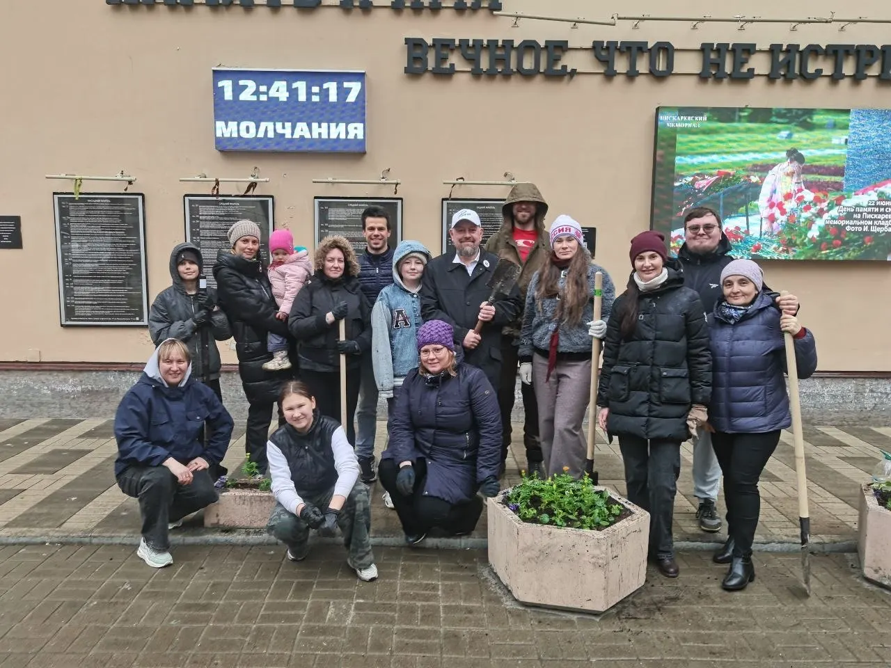 В Санкт-Петербурге прошёл общегородской субботник: по словам губернатора Александра Беглова, в уборке города поучаствовали порядка 200 тысяч человек, включая ветеранов боевых действий, «Юнармию», семьи с детьми и жителей всех районов.