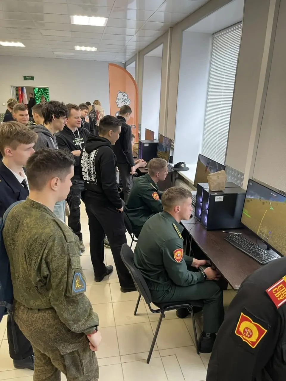 В центре имени Суворова на Коломяжском проспекте начались соревнования студенческой лиги гонок дронов: участвуют 70 студентов из 14 вузов, финал запланирован на декабрь.