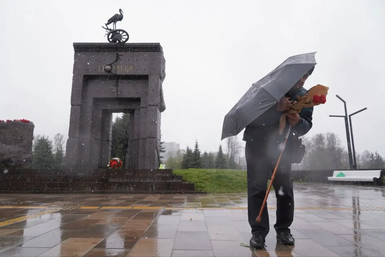 Утром у памятника в парке имени Сахарова появились первые цветы, но к 11:00 пришло меньше горожан, чем в прошлые годы. Напоминаем о масштабах аварии 26 апреля 1986 года.