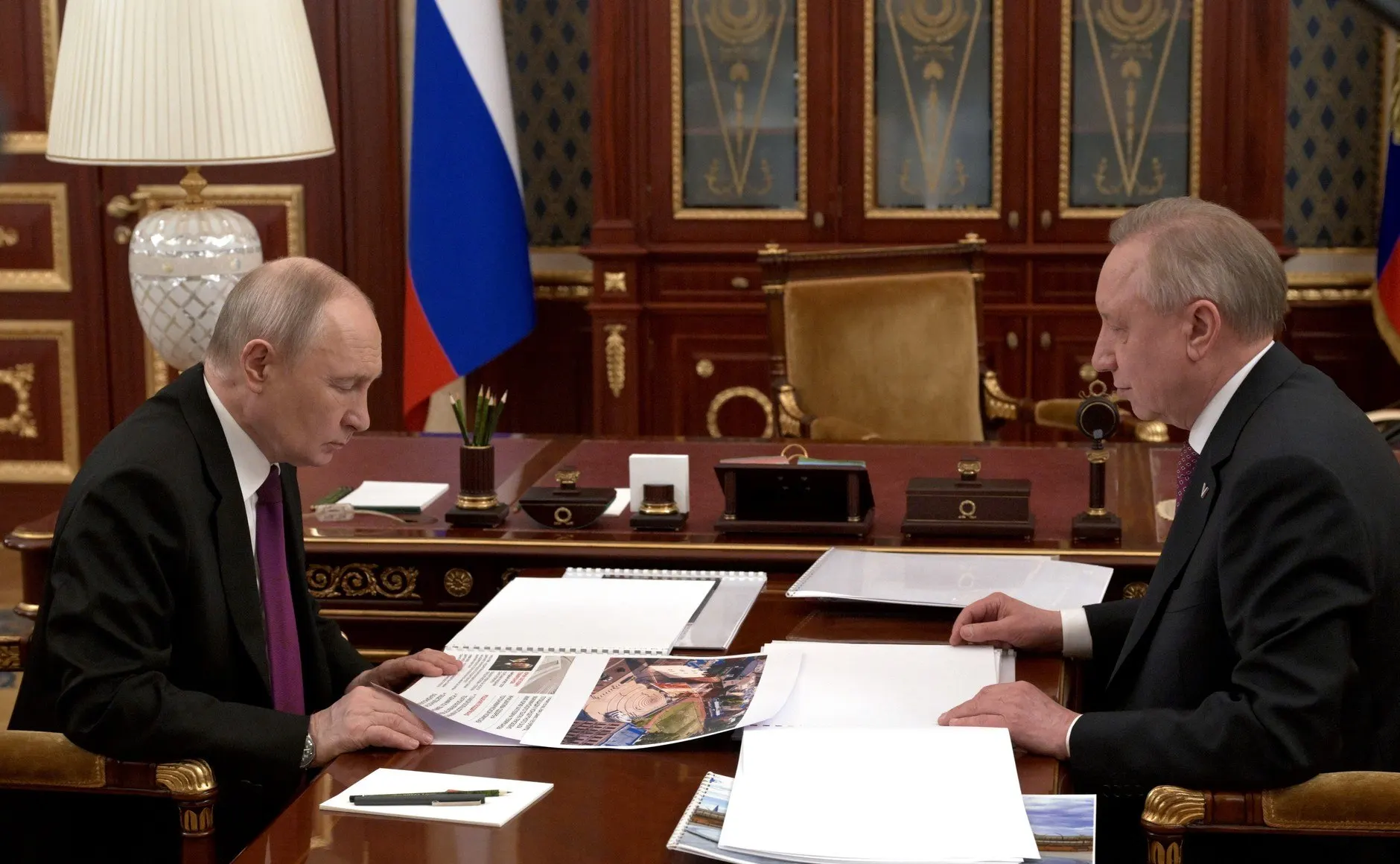 Во время встречи в Санкт‑Петербурге губернатор отчитался о фонтане памяти Чернобыля, ходе строительства ВСМ, Большого Смоленского моста и Цимбалинского путепровода, а также о продлении метро до Пулкова и строительстве мусороперерабатывающих заводов; в городе в этот день фиксировались перебои с мобильным интернетом и крупные пробки.