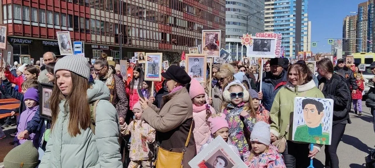 Администрация Заневского поселения и региональные власти сообщили о проведении акций «Бессмертного полка» в Ленинградской области. В Кудрове и Янине запланированы шествия и концерты; решение по формату в Санкт‑Петербурге пока не принято.