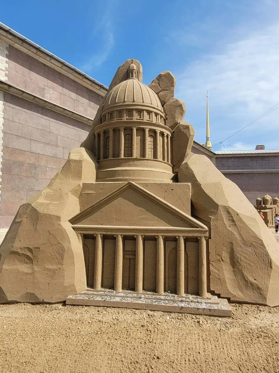 1 мая — пятница, поэтому с 1 по 3 мая получаются длинные выходные. Короткий гид: фестиваль песчаных скульптур, поездка в Выборг, открытие парков и обмен комнатными растениями.