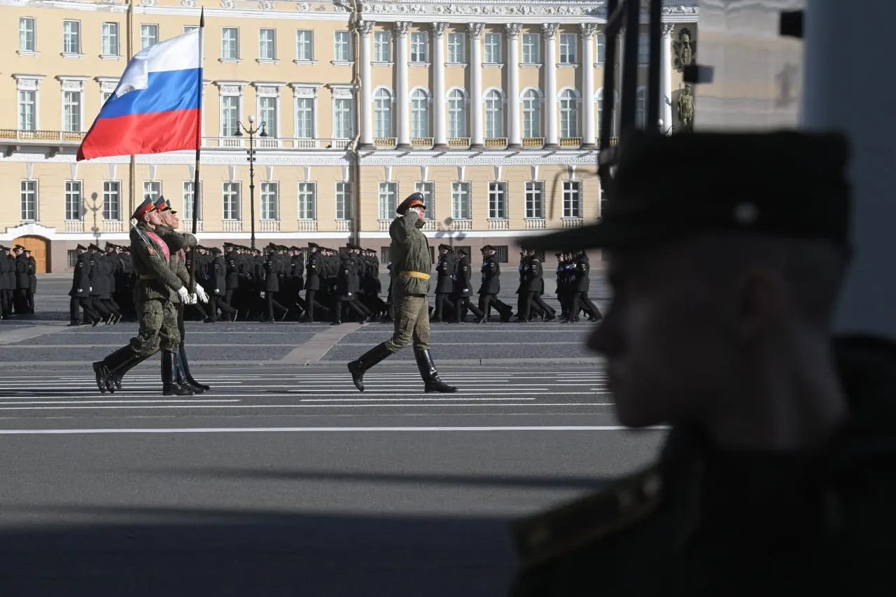 После совещания с участием губернатора Александра Беглова власти изменили планы: число приглашений на Дворцовую площадь уменьшили до 310, а формат «Бессмертного полка» остаётся под вопросом.