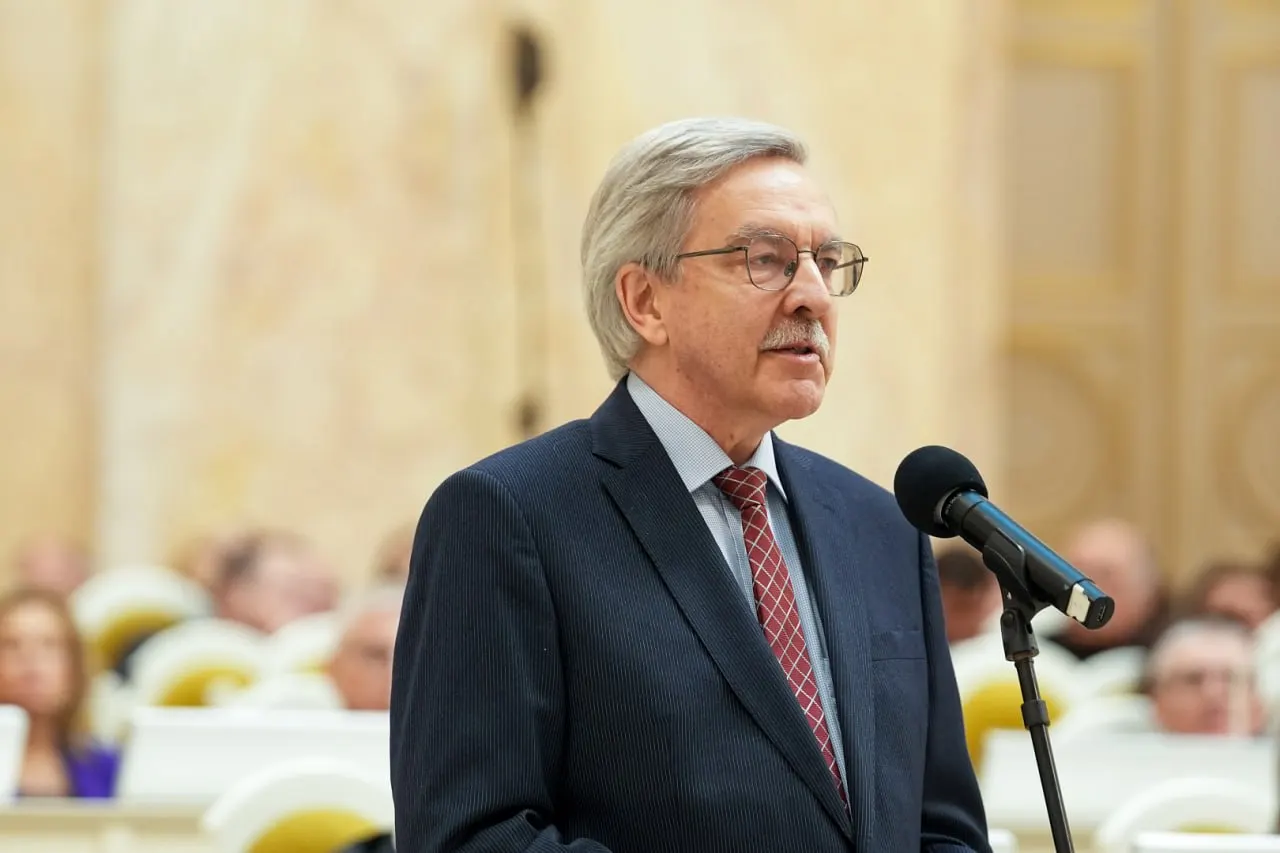 Депутат заявил, что не сможет переизбраться в законодательное собрание и уступил место следующему в списке. Парламент удовлетворил его заявление, новым руководителем фракции стала Ольга Штанникова. Ранее Шишлова оштрафовали за упоминание Навального.