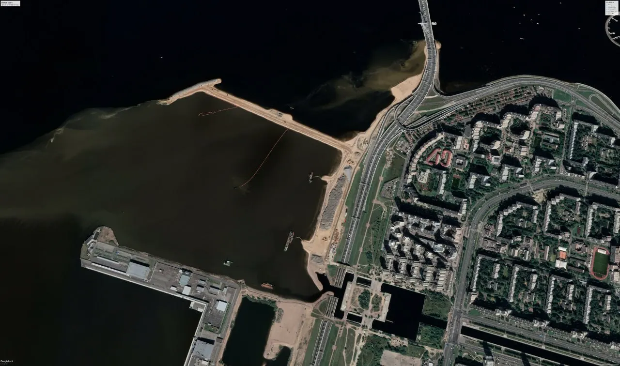 Показано изменение местности на сравнительных снимках, сделанных в ноябре 2022 года и апреле 2025 года.