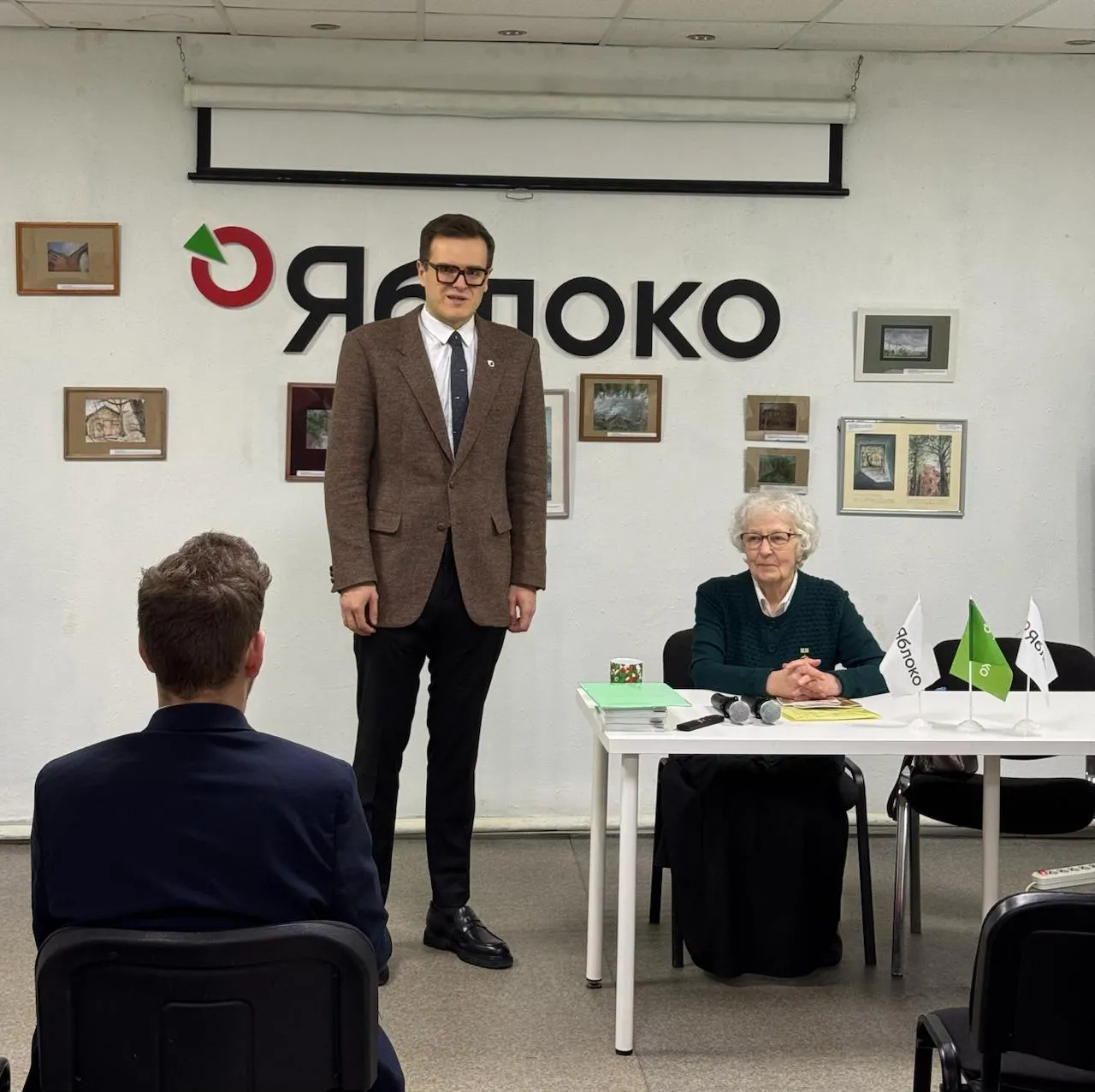 Александр Шишлов сообщил, что его место в Законодательном собрании Санкт‑Петербурга займет 34‑летний Дмитрий Анисимов. Он известен работой по защите городской среды и участием в проектах по сохранению памятников и созданию парков.