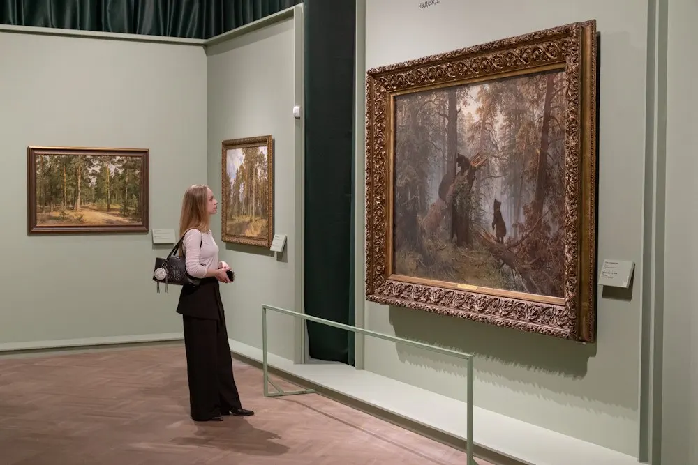 В Петербурге открылись несколько заметных выставок — ретроспектива Ивана Шишкина в корпусе Бенуа, османская экспозиция в Эрмитаже, проект Нестора Хименеса и ещё несколько нынешних показов. Краткий гид по главным выставкам и срокам.
