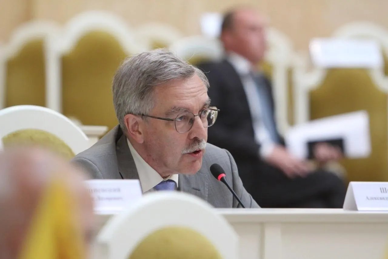 Слушание отложили после того, как в протокол внесли новое обвинение: за репост интервью с упоминанием Навального петербуржца теперь пытаются привлечь по статье о «злоупотреблении свободой массовой информации». На заседании обсуждали экспертизу и контраргументы лингвиста.