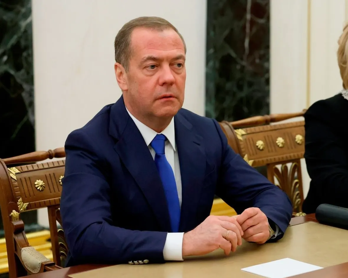 Экс-президент Дмитрий Медведев примет участие в форуме в Санкт-Петербурге, посвящённом здравоохранению и поддержке семей с детьми. В мероприятии также примут участие представители правительства и региональных властей. Ранее приезды высокопоставленных лиц вызывали серьёзные пробки и ограничения связи.