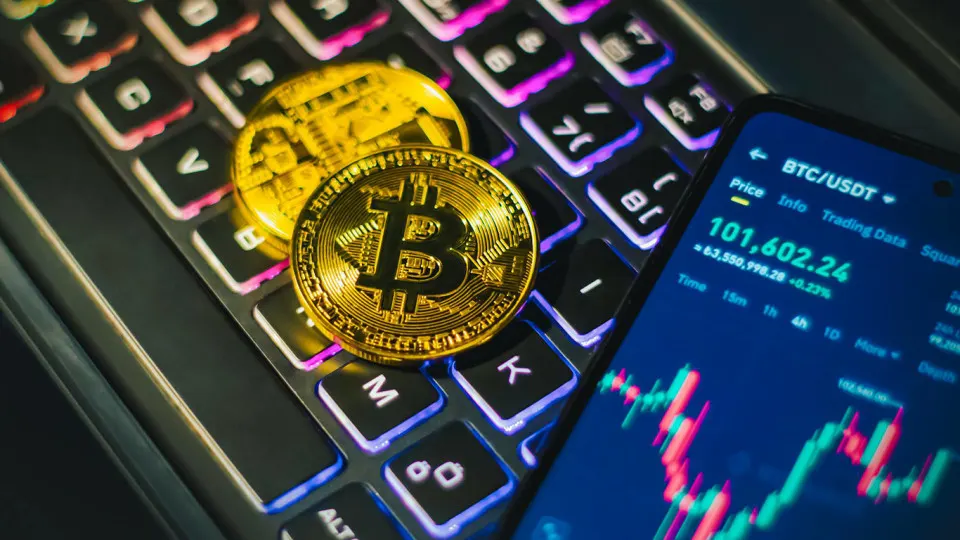 Кайл Наги, которого в США обвиняют в мошенничестве и отмывании средств в связи с проектом SafeMoon, в 2025 году находился в Москве. В его деле есть уголовные эпизоды в США, ОАЭ и России: партнёры получили сроки, Наги в розыске ФБР, а в России и Эмиратах продолжаются споры и расследования.