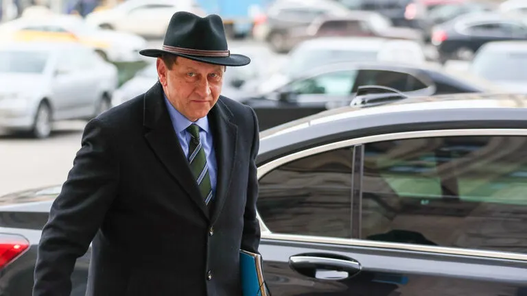 Посла Германии вызвали в МИД в связи с предполагаемыми контактами немецких политиков с организациями, которые в России признаны террористическими; внимание привлекла встреча депутата Бундестага с Ахмедом Закаевым.