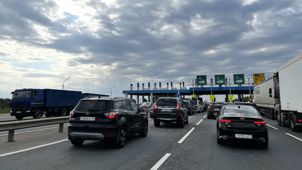 В ЦОДД заявили, что современные камеры фиксации скорости имеют погрешность около 1 км/ч, поэтому допустимый порог превышения может быть сокращён с нынешних 20 км/ч до 2–3 км/ч. Такое решение связано с задачей снижения смертности в ДТП, но приведёт и к росту поступлений от штрафов в бюджет.