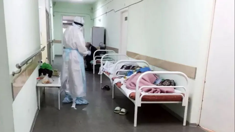 В ряде поликлиник Нижегородской области врачи применяют ИИ для заполнения медицинских карт — в электронных документах стали появляться эмодзи. Региональный Минздрав разослал запрет на использование ИИ при оформлении меддокументов и на вставку смайлов.