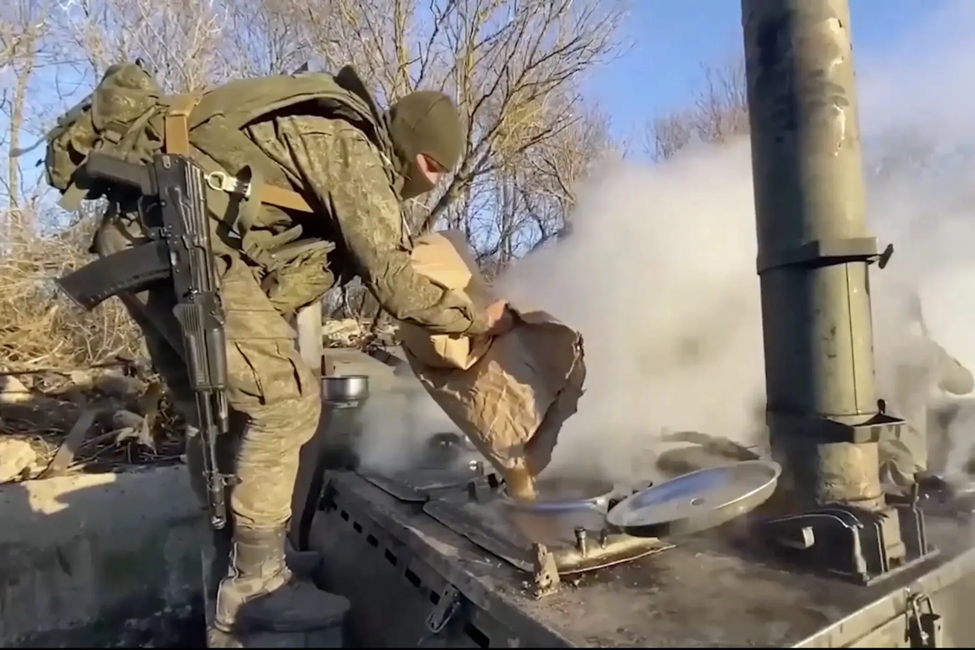 Кейтеринговая группа «РБЕ», обеспечивающая питание российских военных, по итогам 2025 года увеличила выручку до рекордных 172,7 млрд рублей, однако чистая прибыль сократилась на фоне резкого роста расходов, прежде всего на оплату труда и управление.