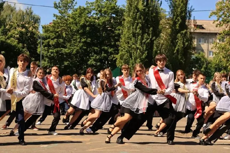 Последний звонок прозвенел для 3 090 одиннадцатиклассников и 6 790 девятиклассников в 45 школах Калининграда — это больше, чем в 2025 году.