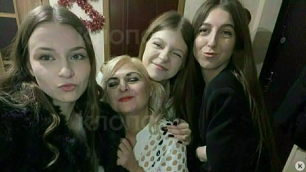 Средняя дочь остаётся в реанимации на ИВЛ и пока не чувствует и не двигает ногами. Две другие получили травмы позвоночника и нуждаются в длительной реабилитации. Калининградцы собрали несколько сотен тысяч рублей, семья просит помощи с документами и советами по обращению в федеральные медицинские центры.