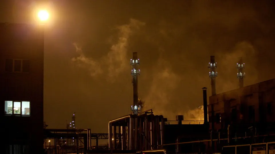 Рязанский и Московский нефтеперерабатывающие заводы приостановили переработку после атак БПЛА. В результате простои уже затронули значительную часть мощностей, а объёмы переработки нефти опустились до минимума с 2009 года.