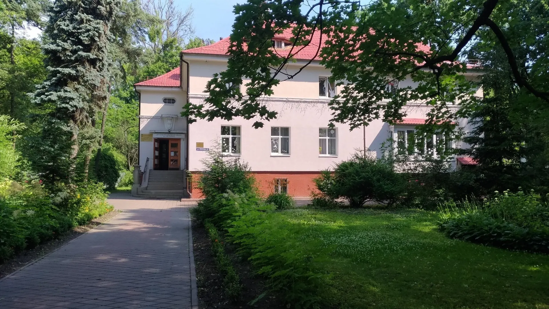 Аукцион на капитальный ремонт кровли детской музыкальной школы им. Р. М. Глиэра на улице Огарёва признан несостоявшимся: все заявки отклонены из‑за отсутствия уставов и расхождений в документах. Начальная цена — 8,5 млн рублей; здание является памятником регионального значения.