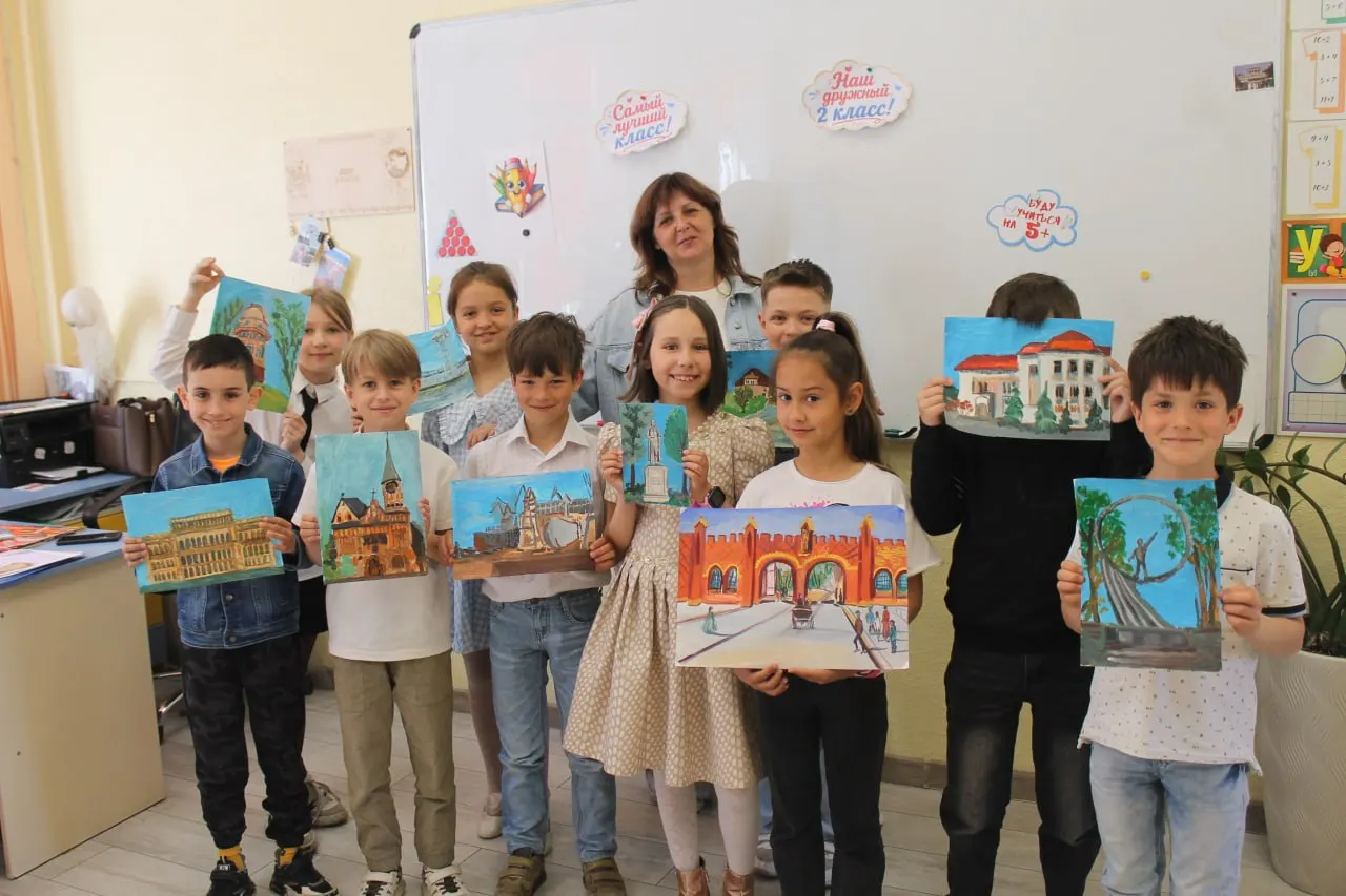 Учительница предложила детям подготовить «краеведческую азбуку»: второклассники нарисовали открытки с известными и забытыми объектами Калининграда, некоторые наборы уже отправились в другие города.