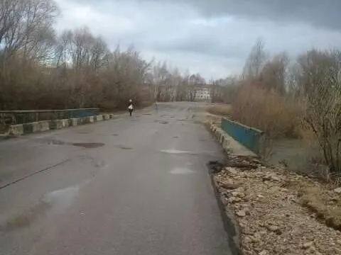 Паводок спадает — проезд по мосту у деревни Валищево в Рыбновском округе снова открыт.