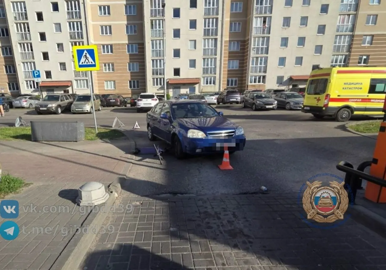 Авария произошла вечером на улице Согласия: подросток получил травмы, на месте работали медики.