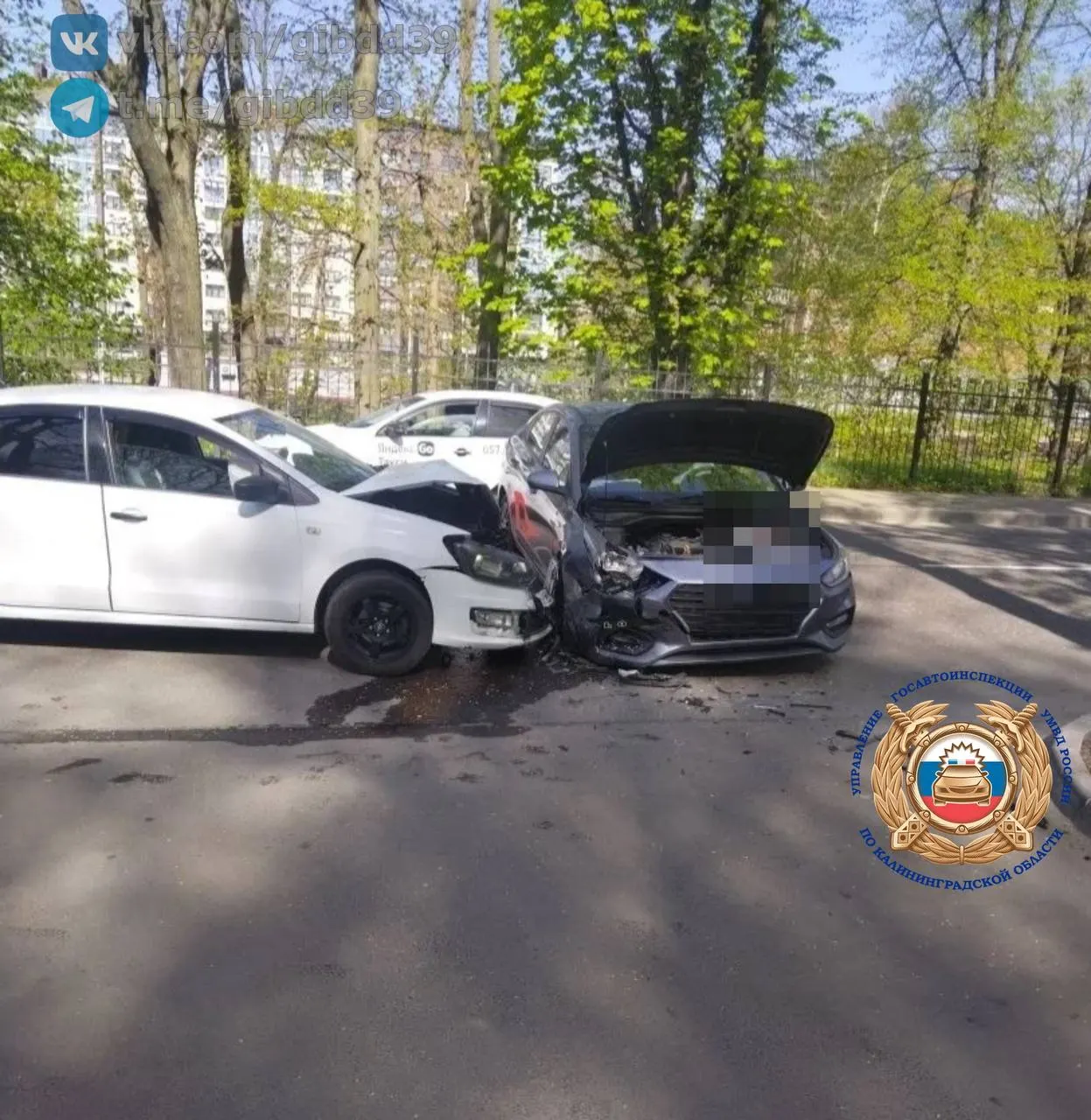 Авария у дома №22А: водитель Hyundai (1956 г. р.) при повороте на парковку столкнулась с Volkswagen, женщина получила травмы.
