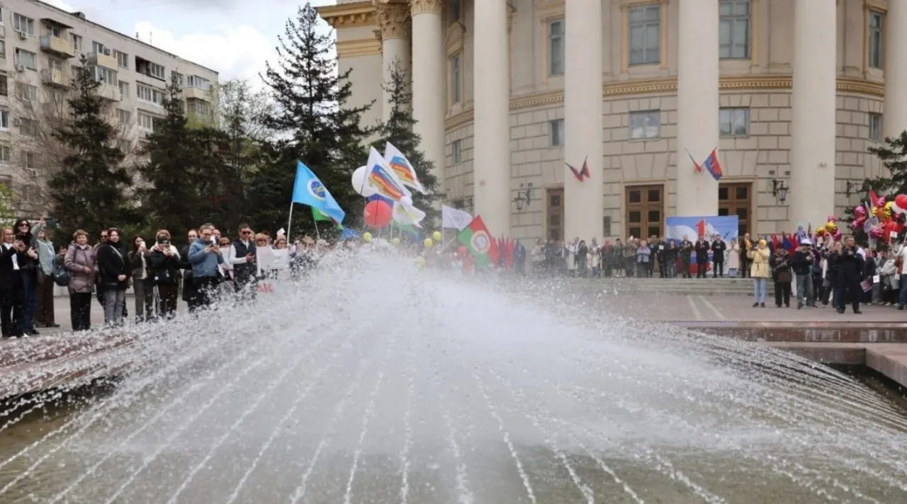 У ДК Профсоюзов состоялся небольшой митинг: краткое поздравление, детские стихи и танцевальный номер — дальше участников пригласили на концерт в ДК.