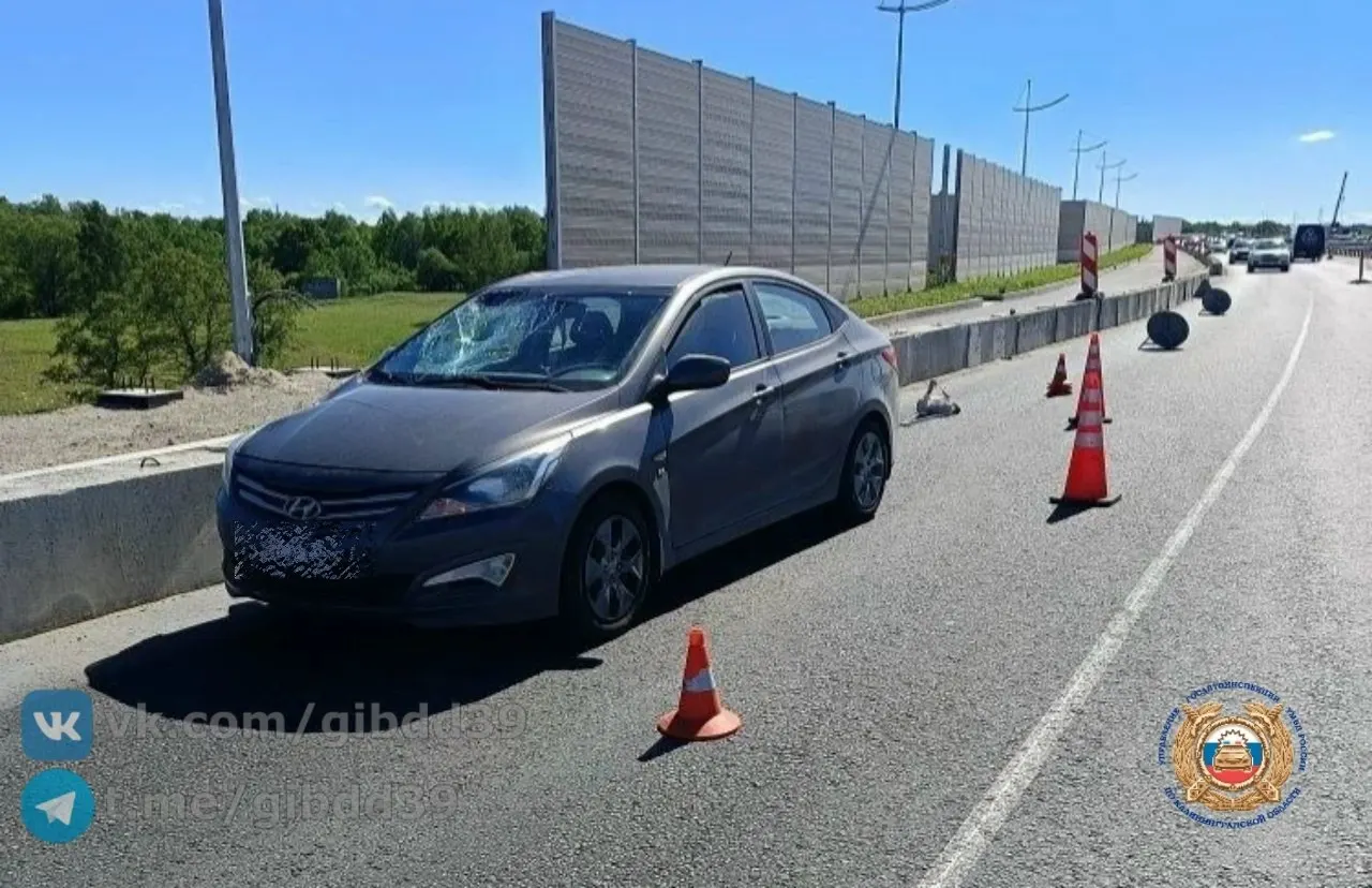 На окружной дороге водитель Hyundai наехал на рабочего, занимавшегося ремонтом трассы. Пострадавшего госпитализировали, обстоятельства ДТП выясняют инспекторы.