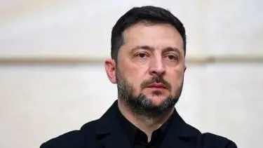 Президент Украины заявил, что российская армия не соблюдает объявленное перемирие, зафиксированы сотни атак и около 10 тысяч ударов дронами; Киев предупреждает о зеркальном ответе и ощутимых санкциях при эскалации.