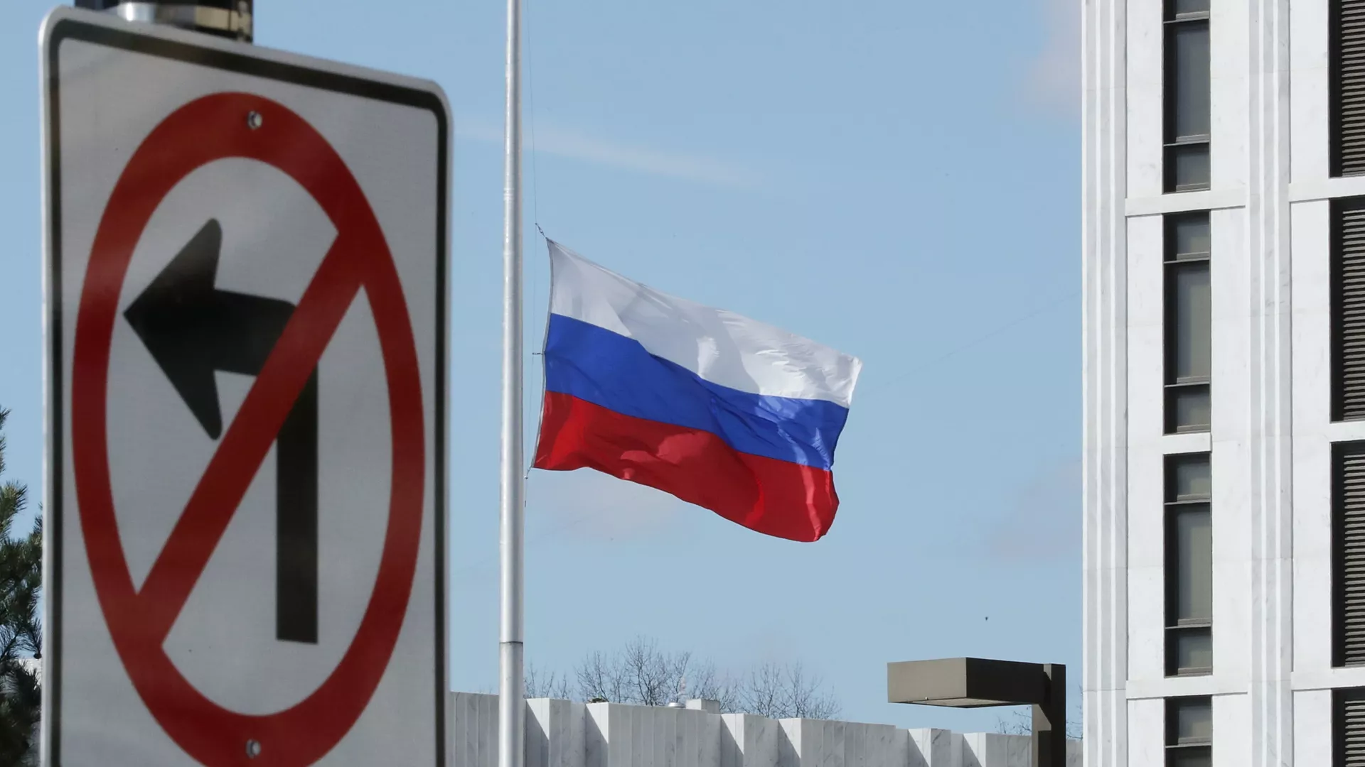 В новый список вошли 63 физических и 22 юридических лица, в том числе руководители Росмолодёжи и «Юнармии», сотрудники Агентства социального проектирования и ряд патриотических организаций. Британские власти называют пакет одним из самых жёстких мер против России.