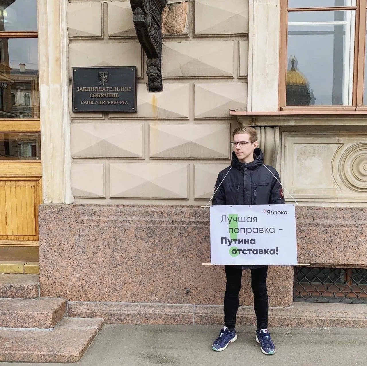 Журналист заявил, что его объявили в федеральный розыск; точная статья уголовного дела пока неизвестна. Ранее в отношении него были административные штрафы и внесение в реестр «иностранных агентов».
