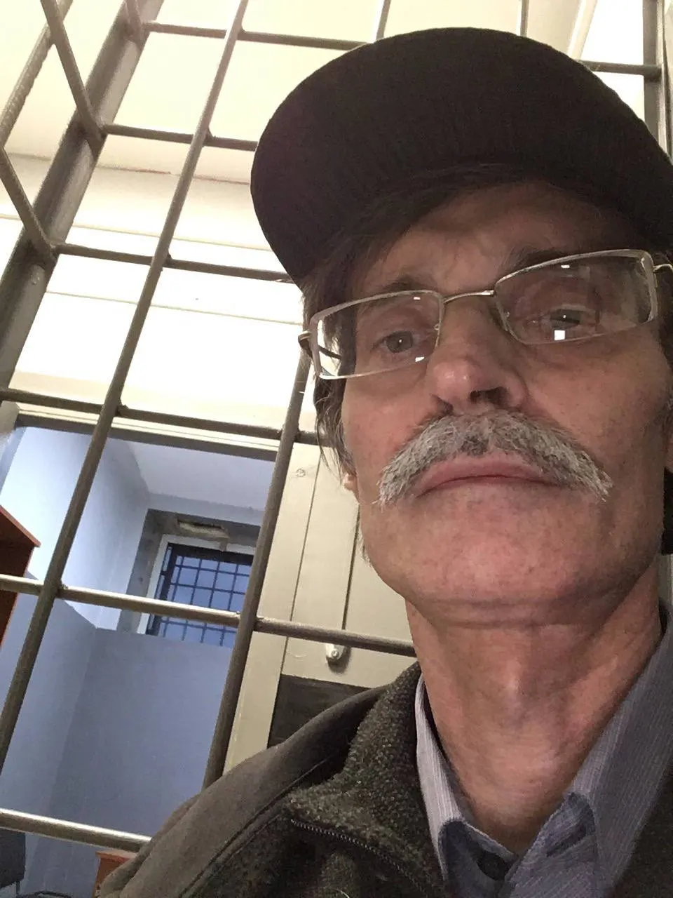 Суд в Петрозаводске оштрафовал лидера фракции «Яблоко» Дмитрия Рыбакова по статье о демонстрации экстремистской символики за три поста 2020 года, которые отсутствуют на его странице; решение может помешать ему участвовать в осенних «выборах».