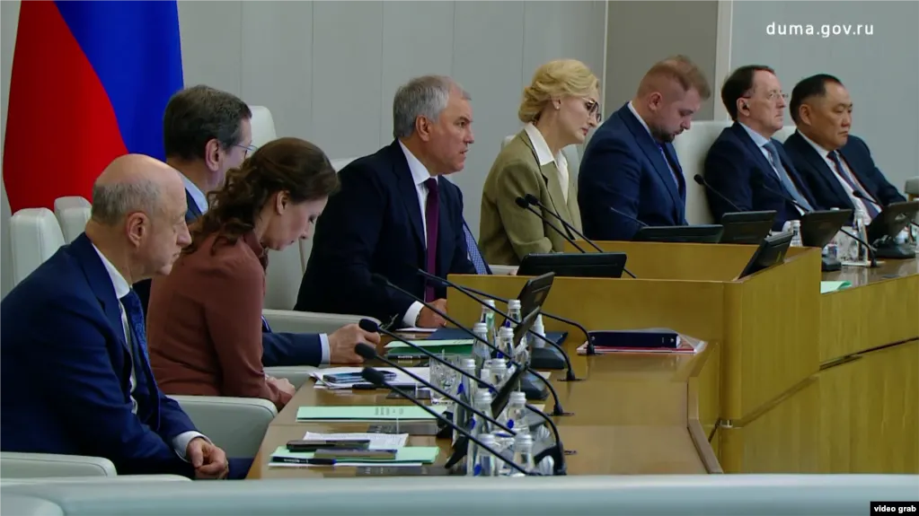 Парламент во втором и третьем чтениях поддержал законопроект, позволяющий штрафовать россиян, находящихся за границей, по ряду статей КоАП и применять обеспечительные меры в виде ареста имущества; вступление запланировано на 1 сентября.