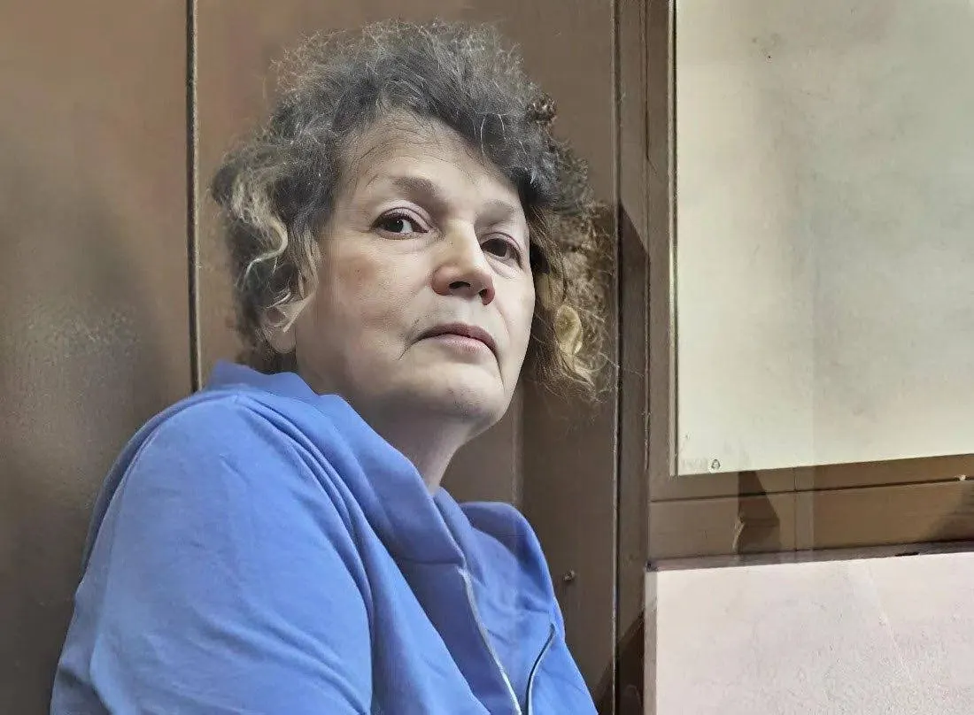 Суд в Калининграде продлил меру пресечения 65‑летней правозащитнице до 13 ноября. Адвокаты заявляют о серьёзных проблемах со здоровьем и ограничении доступа к помощи; следствие переквалифицировало обвинение на статью о государственной измене.