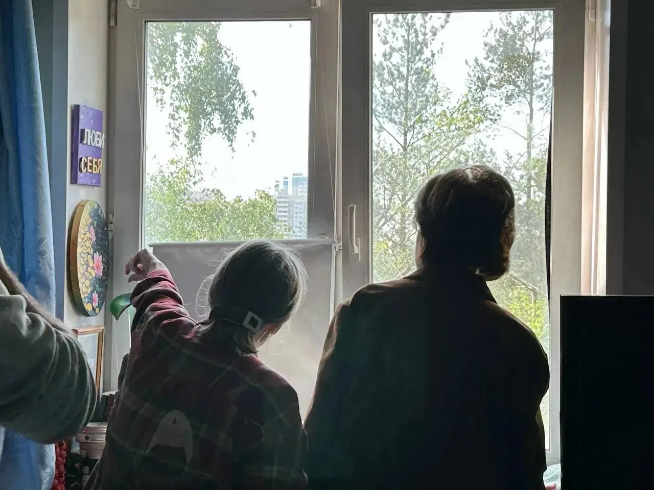 Ночью в Московской области серия ударов беспилотников: в Химках дрон врезался в частный дом — есть погибшая и пострадавшие, в многоэтажке — пожар и повреждения, также зафиксированы падения обломков и задержки вылетов.