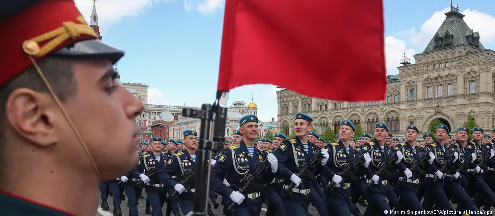 В 2026 году парад на Красной площади претерпит сокращение — военная техника и колонны не будут задействованы, а в ряде регионов массовые мероприятия отменены. Эксперты связывают это с рисками безопасности, перераспределением техники на фронт и стремлением властей сохранять видимость контроля.