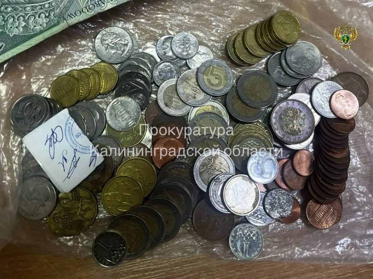 Мужчина и его сообщники в декабре 2024 года проникли в частный дом и похитили деньги, ювелирные изделия и редкие монеты. Суд назначил виновному пять лет лишения свободы и взыскал ущерб в пользу потерпевшего.