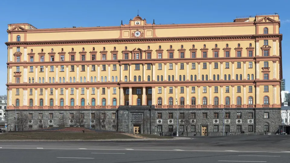 Пограничная служба ФСБ констатирует, что действия Финляндии и Эстонии подрывают действующие договорённости по границе и создают риск конфликтных ситуаций; Москва готовится к разным сценариям развития и предпринимает политические и юридические шаги.