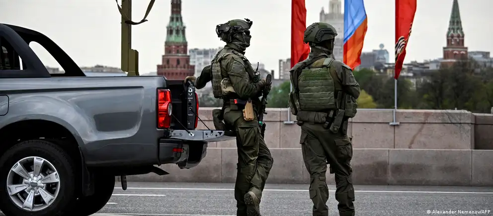 Власти объявили об отзыве приглашений зарубежным корреспондентам на торжества на Красной площади. Парад пройдёт в сокращённом формате без военной техники, а в ряде регионов отменили празднования из‑за угроз и атак беспилотников.