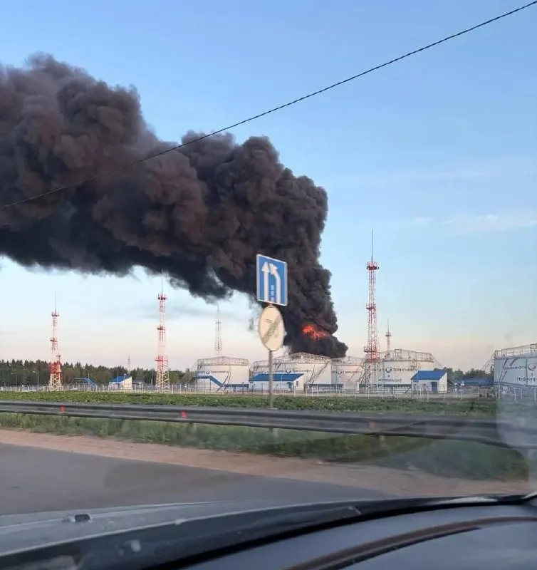 Ночью и утром беспилотники нанесли удары по Московскому НПЗ в Капотне, нефтеналивной станции под Солнечногорском и технопарку в Зеленограде; зафиксированы погибшие, раненые и повреждения жилых домов, в Шереметьево возник пожар.