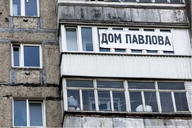 50 жителей дома №68 на Моспроспекте отказались выселяться: дом соединён балконами с расселённым аварийным зданием №70, у жильцов — опасения остаться без жилья и требование ясности от властей.