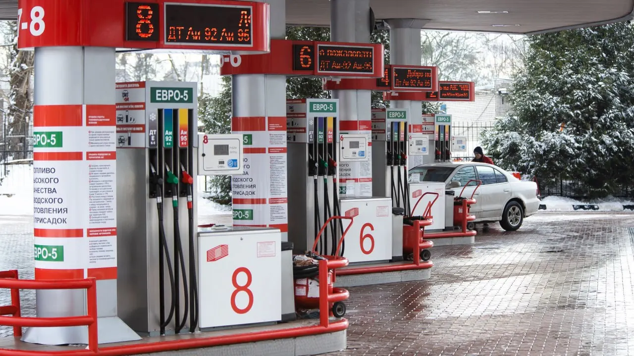 На нескольких сетях автозаправок в Калининграде с 20 апреля по 12 мая зафиксировали повышение цен на бензин и частично на дизельное топливо.