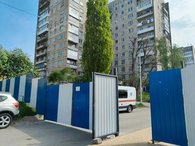 Жильцы дома №68 на Московском проспекте сообщают о перекрытиях, отключениях воды и электричества и давлении со стороны властей после решения о расселении из‑за состояния соседнего дома №70.