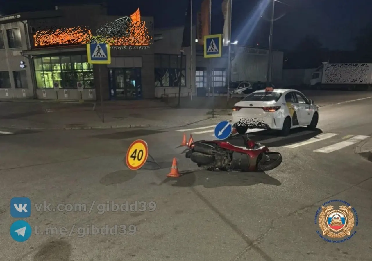 На Московском проспекте у дома №254 около 21:42 мопед и такси столкнулись. Водитель мопеда 2006 года рождения с травмами доставлен в больницу, обстоятельства происшествия выясняют инспекторы.