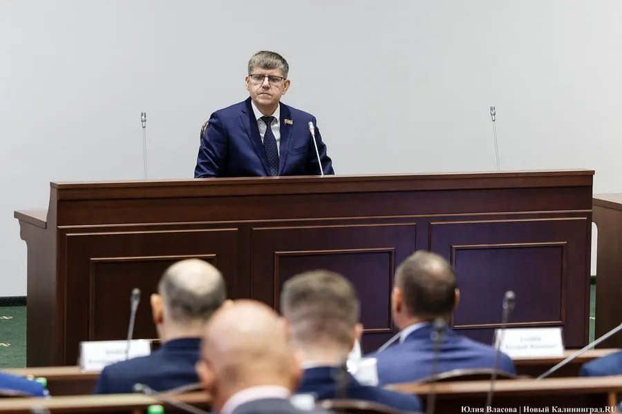 Спикер Заксобрания заявил, что регион впервые превысил 100 млрд руб. собственных доходов и входит в число 27 регионов, которые могут не привлекать кредиты, но при этом бюджет остаётся дотационным и дополнительные выплаты, включая поддержку полиции, ограничены.