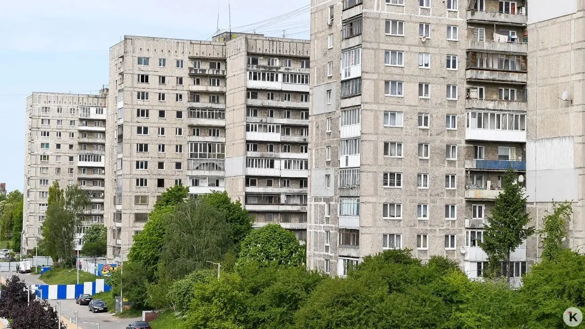 Мэрия подготовит торги на разделение балконов между домами №68 и №70 и демонтаж признанной аварийной высотки. Датчики фиксируют критические значения, жителей соседнего дома расселяют в целях безопасности.