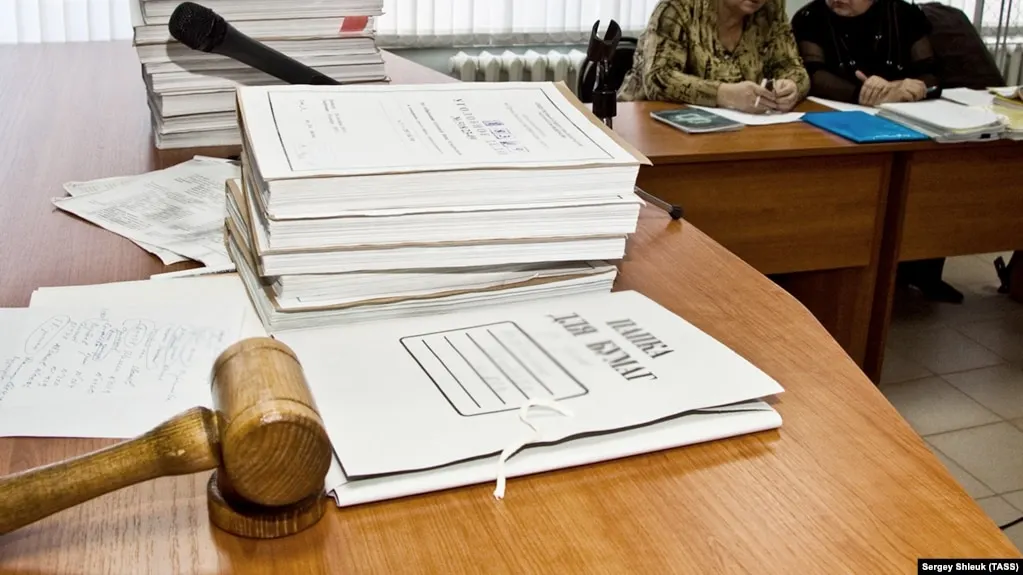 Суд в Москве отправил под домашний арест адвоката Игоря Поповского. Его подозревают в получении шести миллионов рублей за обещание закрыть уголовное дело через связи в правоохранительных органах.